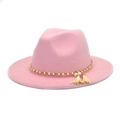 Nahaufnahme der rosa Wollfilzhut mit eleganter goldener Perlenkette und beigen Quasten - M (56-58cm) / Rosa