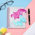 Details des kreativen Spiralnotizbuchs mit silbernem Glitzercover und rosa Meerjungfrau - Meerjungfrau