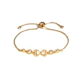 Detalle de una pulsera dorada ajustable con mariposa brillante de circonita - Corazón con Lazo Dorado