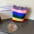 Texture in maglia dettagliata di una borsa tote a righe arcobaleno su un tavolo grigio - Stile 4 (Righe Multicolore Toni Freddi)
