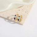 Dettaglio di orecchini a cerchio dorati con smalto viola e blu e piccoli zirconi - Orecchini a Cerchio in Smalto / Blu (ES2737)