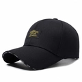 Casquette de baseball en coton noir avec étiquette brodée jaune et texte sur la visière - Réglable / Noir