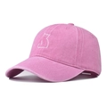 Dettaglio cappello baseball in denim rosa lavato con ricamo gatto bianco sottile - Ricamo gatto / Rosa