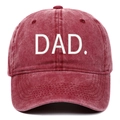 Dettaglio del cappellino bordeaux lavato con ricamo bianco DAD in stile vintage - Taglia unica / Borgogna