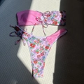 Detalle plano de bikini bandeau con estampado floral y braguita rosa con lazadas - S / Rosa