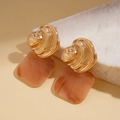 Detailansicht der bernsteinfarbenen Harzanhänger mit goldener strukturierter Metallstuds - Ohrringe - Gold (925 Sterling Silber Stift)