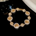 Detailansicht eines Goldarmbands mit großem Champagner-Edelstein und vintage Kristall-Lünette - Armband - Gold - Champagner