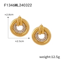 Vista dettagliata di orecchini tondi in zircone dorato con misure 2,8x2,5cm e peso - Oro