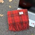 Winterlicher Karo-Mohair-Schal in kräftigem Rot mit Fransen auf einem Laptop - Langer Stil / Gestreiftes Rotes Karo