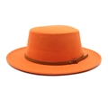 Détail d'un chapeau en laine orange à toit plat avec ceinture en cuir marron - M (56-58cm) / Orange