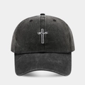 Dettaglio del ricamo della croce di Gesù su un cappello baseball vintage lavato - Regolabile / Nero
