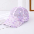 Detailopname van paarse mesh pet met 3D-bloemen van kant en gekleurde lovertjes - L (58-60cm) / Paars