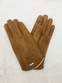 Braune Wildlederimitat-Winterhandschuhe mit warmem Fleecefutter und Metalldetail - Kleines Goldetikett / Karamell
