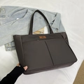 Minimalistische kaffeebraune Tote Bag aus wasserfestem Nylon mit Leder-Logo - Grau