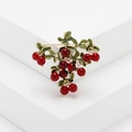 Incantevole spilla con bacche rosse e foglie dorate su sfondo bianco pulito - Forma di Bacca (MM-BR-红色-3595-RD) / Rosso