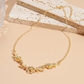 Elegante gouden bloemenketting met glinsterende kristallen aan een minimalistische ketting - Halsketting-Gouden Bloem