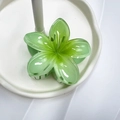 Molla per capelli a fiore verde traslucido in resina con design a petali sfumati - 8cm / Verde Gradiente