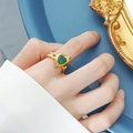 Elegante anello in acciaio al titanio placcato oro con pietra verde a cuore e catena - Taglia US 7 (Aperto Regolabile) / Acciaio al titanio placcato oro con vetro verde / Base oro con gemma verde