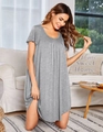 Dettaglio delle pieghe sul busto della camicia da notte grigia a maniche corte da donna - XL / Grigio Chiaro