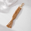 Dettaglio portachiavi boho fatto a mano in cotone color cammello con chiusura dorata - Marrone