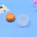 Witte siliconen mousse cakevorm en afgewerkt oranje getextureerd rond dessert - Klein