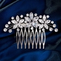 Gros plan d'un peigne à cheveux de mariée argenté avec zircons sur soie bleue - Style de Design Floral Symétrique (HS-J7426S)