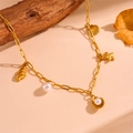 Detalle del collar de eslabones dorados con colgantes de conchas, estrella y perla - Collar Con Colgante de Perla y Concha(H604)