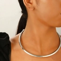 Collar gargantilla plateado minimalista para mujer con acabado metálico liso - Estilo Plateado Liso Minimalista (白K Z-377)