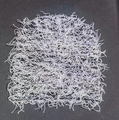 Dettaglio della toppa in tessuto peluche bianco con fibre lunghe morbide per berretti - Base Nera Linea Bianca
