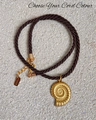 Collana cordino marrone scuro con ciondolo a conchiglia in oro 18k e catena regolabile - Conchiglia