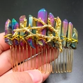 Detailansicht eines handgemachten Haarkamms mit Regenbogen-Kristallen und goldenen Zweigen - Mehrfarbiger Kristall + Goldener Kamm Zweig