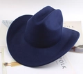 Dunkelblauer Cowboyhut aus Filz mit breiter Krempe und eingedellter Krone auf Magazin - Einfacher Schlichter Stil / Blau