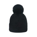 Detail van de grove gebreide textuur en pluizige faux fur pompon op deze zwarte muts - M (56-58cm) / Zwart