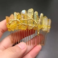Detailansicht des handgefertigten Haarkamms mit goldenen Zweigen und gelben Kristallen - Gelber Kristall + Goldener Kamm Zweig