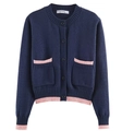 Detail der dunkelblauen Strickjacke mit rosa Kontrastbündchen und schwarzen Knöpfen - S / Marineblau