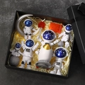 Cinque statuine di astronauti in resina in confezione regalo con luci LED e accessori - Set Scatola Regalo da 6 Pezzi Cielo Stellato (Versione Razzo)