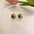 Détail macro de boucles d'oreilles vintage rondes avec cristaux et perles sur porcelaine - Ronde Plissée Dorée (19# Aiguille en Argent)