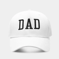 Detalle del bordado DAD en gorra de algodón blanco mostrando la textura de la tela - Sólido DAD / Blanco