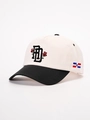 Dettaglio del ricamo della lettera RD e della rosa su un berretto da baseball bicolore - Regolabile / Beige e Nero