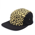 5-Panel Camper Hat mit Leopardenmuster, schwarzen Suede-Einsätzen und flachem Schirm - Verstellbar / Leopard Schwarz Gelb
