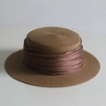 Cappello boater vintage in paglia marrone con corona piatta e nastro largo in raso - M / Caffè (Cappello di paglia estivo)