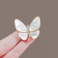 Broche papillon dorée avec ailes en nacre blanche et détails en zircone - Style Papillon (052)