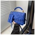 Détail d'un sac à main bleu roi avec texture géométrique et petit porte-monnaie - Bleu