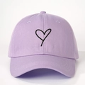 Violette Baumwoll Baseballkappe mit schwarzem Herzaufdruck und verstellbarem Riemen - Helllila