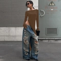 Modisches dunkelbraunes Langarmshirt mit Schlitz und zerrissenen High-Waist-Jeans Look - Braun