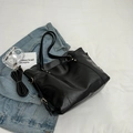 Grote zwarte PU-lederen shopper met goudkleurige details en verstelbare schouderriem - Zwart
