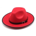 Detail eines roten Woll-Fedoras mit schwarzem Lederband und Silberschnalle auf Weiß - M (56-58cm) / Rot