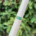 Détail de la bague double rang plaquée or 18K avec zircons verts sur support blanc - Style 1 (Double rangée de zircons verts)