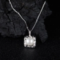 Vista macro di un ciondolo con perla d'acqua dolce su una pietra nera ruvida - Collana in Argento con Perla Naturale (Argento)