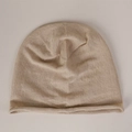 Dettaglio del berretto in maglia 100% lino beige con trama fine e bordo arrotolato - M(56-58cm) / Beige